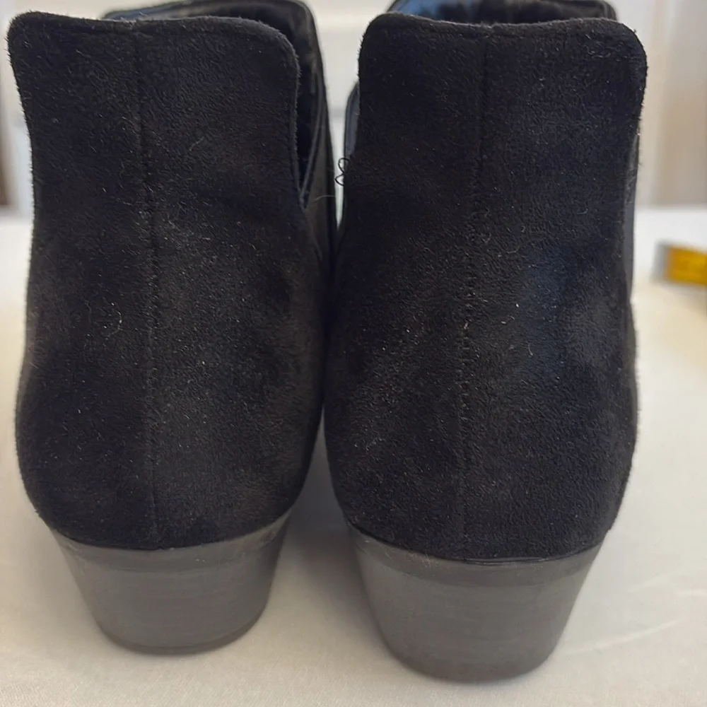 Refresh bootie Rider-05 style line slip on elastic side 1.5” block heels Size 7
